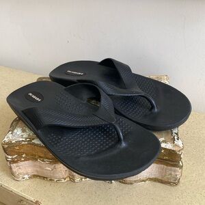 Okabashi Women's Black Flip-Flop Sandals